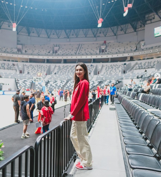 “Menghadiri Peresmian Indonesia Arena oleh Pak Presiden @jokowi bersama dengan @kemenpora dan Mas Menteri @ditoariotedjo — Very proud that Indonesia is in possession of a great venue that is up to international standards. Ready to attend FIBA World Cup soon!,” tulisnya di Instagram. Foto: Instagram @miktambayong