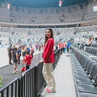 “Menghadiri Peresmian Indonesia Arena oleh Pak Presiden @jokowi bersama dengan @kemenpora dan Mas Menteri @ditoariotedjo — Very proud that Indonesia is in possession of a great venue that is up to international standards. Ready to attend FIBA World Cup soon!,” tulisnya di Instagram. Foto: Instagram @miktambayong