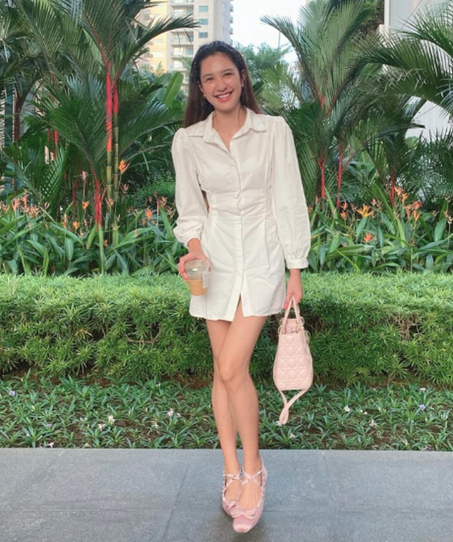 Gaya Mikha Tambayong kali ini bisa menjadi inspirasi gaya feminin ke kantor. Cukup lengkapi dengan sepatu beralas datar yang nyaman dan cantil. Foto: Instagram @miktambayong