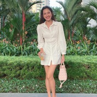 Gaya Mikha Tambayong kali ini bisa menjadi inspirasi gaya feminin ke kantor. Cukup lengkapi dengan sepatu beralas datar yang nyaman dan cantil. Foto: Instagram @miktambayong