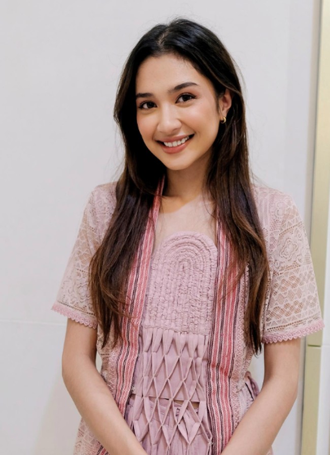 Istri Deva Mahenra itu belakangan sering membagikan momen ia menghadiri ragam acara Kemenpora. Mikha Tambayong mengaku baru saja bergabung di Kemenpora pada pertengahan 2023. Foto: Dok. Instagram @miktambayong