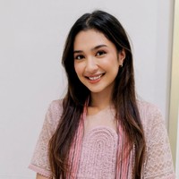 Istri Deva Mahenra itu belakangan sering membagikan momen ia menghadiri ragam acara Kemenpora. Mikha Tambayong mengaku baru saja bergabung di Kemenpora pada pertengahan 2023. Foto: Dok. Instagram @miktambayong