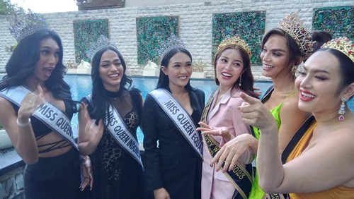 Miss Equality World 2023 dinobatkan kepada transpuan asal Venezuela, Sofia Colmenarez (dua dari kanan). (Aryo Mahendro/detikBali)