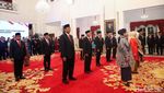 Momen Jokowi Anugerahkan Tanda Kehormatan ke Sejumlah Tokoh di Istana