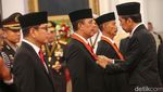 Momen Jokowi Anugerahkan Tanda Kehormatan ke Sejumlah Tokoh di Istana