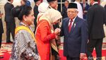 Momen Jokowi Anugerahkan Tanda Kehormatan ke Sejumlah Tokoh di Istana