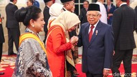 Maruf Amin memberikan selamat kepada istrinya yang mendapat tanda kehormatan dari Jokowi.  