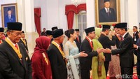 Jokowi mengucapkan selamat kepada para tokoh yang mendapat tanda kehormatan.  