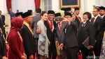 Momen Jokowi Anugerahkan Tanda Kehormatan ke Sejumlah Tokoh di Istana