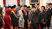 Beberapa menteri foto bersama dengan Wishnutama Kusubandio yang mendapatkan Bintang Mahaputera Nararya.