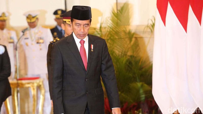 Presiden Joko Widodo menganugerahkan tanda kehormatan ke sejumlah tokoh yang berjasa pada bangsa dan negara Indonesia. Penganugerahan dilakukan di Istana Negara, Jakarta, Senin (14/8/2023).