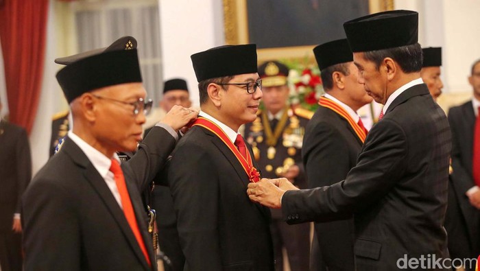 Momen Jokowi Anugerahkan Tanda Kehormatan ke Sejumlah Tokoh di Istana Presiden Joko Widodo menganugerahkan tanda kehormatan ke sejumlah tokoh yang berjasa pada bangsa dan negara Indonesia. Penganugerahan dilakukan di Istana Negara, Jakarta, Senin (14/8/2023).
