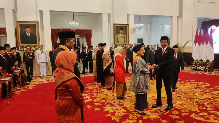 Momen Jokowi beri selamat Iriana usai penganugerahan