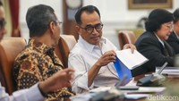 Jokowi mengungkapkan ratas ini membahas semua yang berkaitan dengan polusi udara. Sebab, hal itu menjadi perhatian pemerintah untuk mencari solusi.