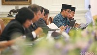 Ratas yang digelar di Istana Merdeka di dihadiri Pj Gubernur DKI Jakarta Heru Budi Hartono dan Gubernur Jawa Barat Ridwan Kamil (RK), Menteri BUMN Erick Thohir, Menkes Budi Gunadi Sadikin, Menhub Budi Karya Sumadi, Menkeu Sri Mulyani, Mendagri Tito Karnavian, Seskab Pramono Anung, hingga Menparekraf Sandiaga Uno.