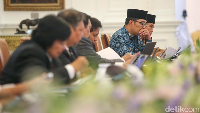 Presiden Joko Widodo (Jokowi) menggelar rapat terbatas (ratas) siang ini di Istana Merdeka Jakarta Pusat, Senin (14/8/2023). Rapat ini membahas polusi udara di Jabodetabek yang dinilai semakin parah.