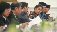 Untuk jangka menengah, Jokowi meminta para menterinya konsisten menerapkan kebijakan mengurangi penggunaan kendaraan berbasis fosil dan segera beralih ke transportasi massal. Ia mencontohkan LRT dan Kereta Cepat Jakarta-Bandung yang bakal segera beroperasi untuk umum harus digenjot pemakaiannya.