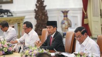 Presiden Joko Widodo pun secara khusus telah memberi perhatian pada polusi udara di Jakarta dan sekitarnya dengan memimpin rapat terbatas, pada Senin (14/08). Dia kemudian memerintahkan jajarannya mengambil langkah jangka pendek hingga jangka panjang, mulai dari rekayasa cuaca sampai penguatan aksi mitigasi dan adaptasi perubahan iklim. (Grandyos Zafna/detikcom)