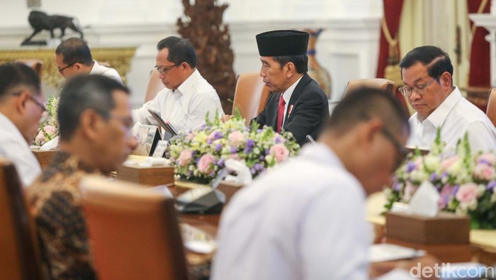 Presiden Joko Widodo (Jokowi) menggelar rapat terbatas (ratas) siang ini di Istana Merdeka Jakarta Pusat, Senin (14/8/2023). Rapat ini membahas polusi udara di Jabodetabek yang dinilai semakin parah.