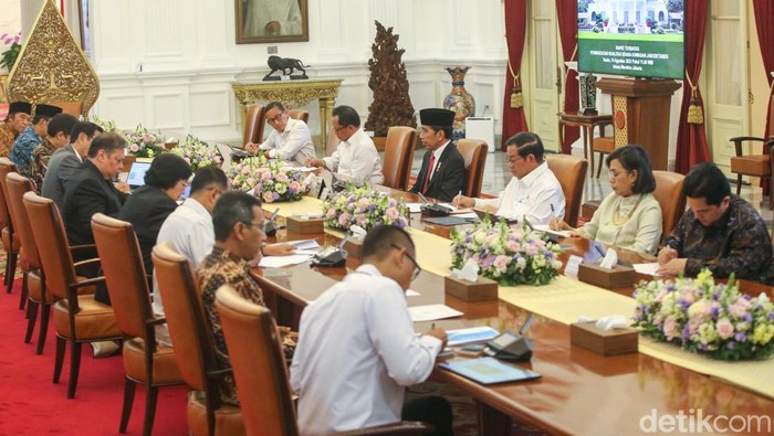 Presiden Joko Widodo (Jokowi) menggelar rapat terbatas (ratas) siang ini di Istana Merdeka Jakarta Pusat, Senin (14/8/2023). Rapat ini membahas polusi udara di Jabodetabek yang dinilai semakin parah.