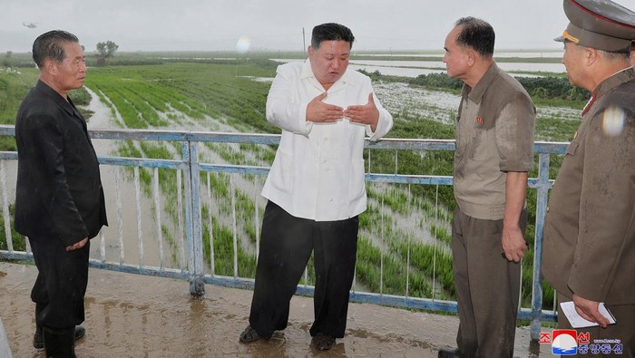 Momen Kim Jong Un Kunjungi Wilayah Terdampak Topan Khanun North Korean leader Kim Jong Un visits the typhoon-stricken area of Ogye-ri, Anbyon county, Kangwon province, North Korea, in this undated photo released by North Korea's Korean Central News Agency (KCNA) on August 14, 2023. KCNA via REUTERS ATTENTION EDITORS - THIS IMAGE WAS PROVIDED BY A THIRD PARTY. REUTERS IS UNABLE TO INDEPENDENTLY VERIFY THIS IMAGE. NO THIRD PARTY SALES. SOUTH KOREA OUT. NO COMMERCIAL OR EDITORIAL SALES IN SOUTH KOREA.