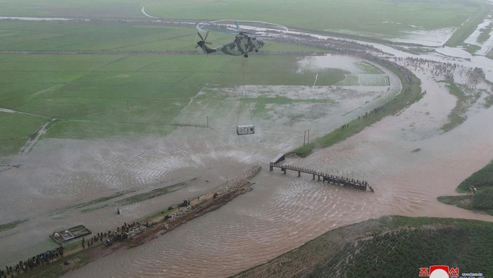 Momen Kim Jong Un Kunjungi Wilayah Terdampak Topan Khanun North Korean leader Kim Jong Un visits the typhoon-stricken area of Ogye-ri, Anbyon county, Kangwon province, North Korea, in this undated photo released by North Korea's Korean Central News Agency (KCNA) on August 14, 2023. KCNA via REUTERS ATTENTION EDITORS - THIS IMAGE WAS PROVIDED BY A THIRD PARTY. REUTERS IS UNABLE TO INDEPENDENTLY VERIFY THIS IMAGE. NO THIRD PARTY SALES. SOUTH KOREA OUT. NO COMMERCIAL OR EDITORIAL SALES IN SOUTH KOREA.