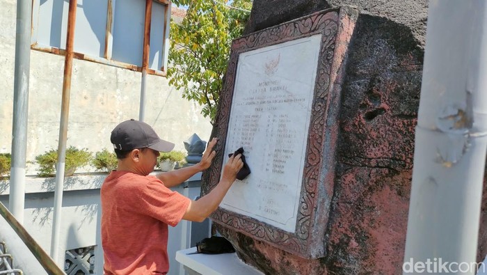 Monumen Setya Bakti, makam 23 pejuang di halaman Puskesmas Pembantu Sriwedari, Solo, Senin (14/8/2023).