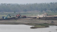 Balai Besar Wilayah Sungai (BBWS) Bengawan Solo melakukan pengerukan sedimen waduk untuk menormalisasi kapasitas waduk.  