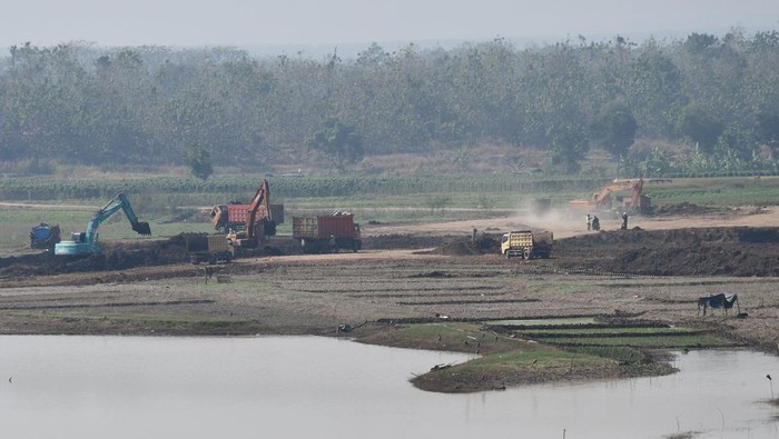 Petugas mengoperasikan alat berat untuk pengerukan sedimen di Waduk Dawuhan, Kabupatan Madiun, Jawa Timur, Senin (14/8/2023). Balai Besar Wilayah Sungai (BBWS) Bengawan Solo melakukan pengerukan sedimen waduk untuk menormalisasi kapasitas waduk sehingga diharapkan mampu menambah kapasitas tampung air sebanyak 230 ribu meter kubik dari daya tampung saat ini 3,9 juta meter kubik. ANTARA FOTO/Siswowidodo/rwa.
