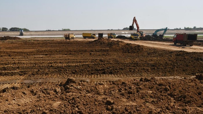 Normalisasi Waduk Dawuhan Madiun Petugas mengoperasikan alat berat untuk pengerukan sedimen di Waduk Dawuhan, Kabupatan Madiun, Jawa Timur, Senin (14/8/2023). Balai Besar Wilayah Sungai (BBWS) Bengawan Solo melakukan pengerukan sedimen waduk untuk menormalisasi kapasitas waduk sehingga diharapkan mampu menambah kapasitas tampung air sebanyak 230 ribu meter kubik dari daya tampung saat ini 3,9 juta meter kubik. ANTARA FOTO/Siswowidodo/rwa.