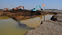 Petugas mengoperasikan alat berat untuk pengerukan sedimen di Waduk Dawuhan, Kabupatan Madiun, Jawa Timur, Senin (14/8/2023).  