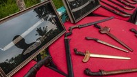Pameran itu menampilkan benda pusaka seperti keris, golok hingga parang Banten.   