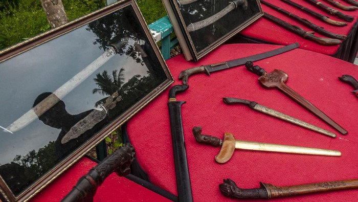 Pengunjung mengamati benda pusaka peninggalan Kesultanan Banten di Pandeglang, Banten, Minggu (13/8/2023). Pameran benda pusaka peninggalan Kerajaan Kesultanan Banten tersebut memamerkan berbagai koleksi antara lain golok Banten, golok Ciomas, golok Sulangkar Banten, dan parang Banten. ANTARA FOTO/Muhammad Bagus Khoirunas/nz