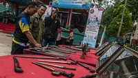 Pengunjung melihat-lihat benda pusaka peninggalan Kesultanan Banten yang dipamerkan di Pandeglang, Banten, Minggu (13/8/2023).