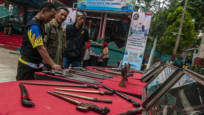 Pengunjung mengamati benda pusaka peninggalan Kesultanan Banten di Pandeglang, Banten, Minggu (13/8/2023). Pameran benda pusaka peninggalan Kerajaan Kesultanan Banten tersebut memamerkan berbagai koleksi antara lain golok Banten, golok Ciomas, golok Sulangkar Banten, dan parang Banten. ANTARA FOTO/Muhammad Bagus Khoirunas/nz