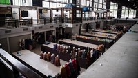 Menurut pengakuan pedagang, pasca penutupan sementara akibat pandemi COVID-19 yang lalu, transaksi jual-beli di pasar tersebut masih sepi pembeli.  