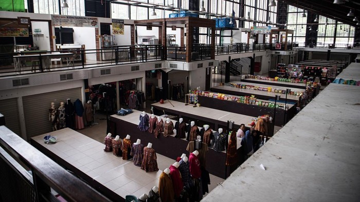 Pasar Entikong Sepi Pembeli Foto udara pasar entikong yang berada di Jalan Lintas Malindo, Kabupaten Sanggau, Kalimantan Barat, Minggu (13/8/2023). Menurut pengakuan pedagang, pasca penutupan sementara akibat pandemi COVID-19 yang lalu, transaksi jual-beli di pasar tersebut masih sepi pembeli. ANTARA FOTO/Nova Wahyudi/nz