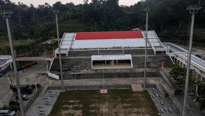 Foto udara pasar entikong yang berada di Jalan Lintas Malindo, Kabupaten Sanggau, Kalimantan Barat, Minggu (13/8/2023). Menurut pengakuan pedagang, pasca penutupan sementara akibat pandemi COVID-19 yang lalu, transaksi jual-beli di pasar tersebut masih sepi pembeli. ANTARA FOTO/Nova Wahyudi/nz