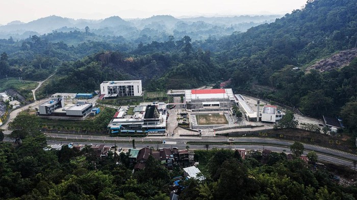 Pasar Entikong Sepi Pembeli Foto udara pasar entikong yang berada di Jalan Lintas Malindo, Kabupaten Sanggau, Kalimantan Barat, Minggu (13/8/2023). Menurut pengakuan pedagang, pasca penutupan sementara akibat pandemi COVID-19 yang lalu, transaksi jual-beli di pasar tersebut masih sepi pembeli. ANTARA FOTO/Nova Wahyudi/nz