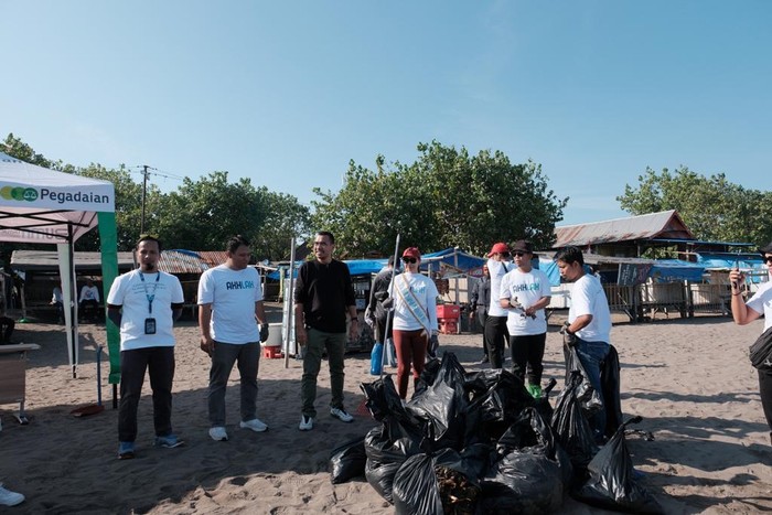 Pegadaian Ikut Bersihkan Sampah