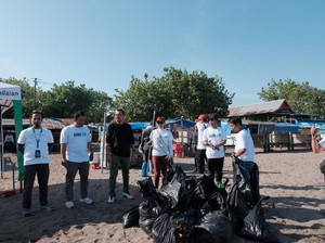 Pegadaian Ikut Berperan Bersihkan 708 Kg Sampah di Pantai Tanjung Bayang