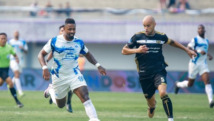 Pemain PSIS, Carlos Fortes mendapat kawalan ketat dari bek Dewa United, Risto Mitrevski. Laga PSIS vs Dewa United digelar di Stadion Indomilk Arena Tangerang, Senin (14/8/2023).