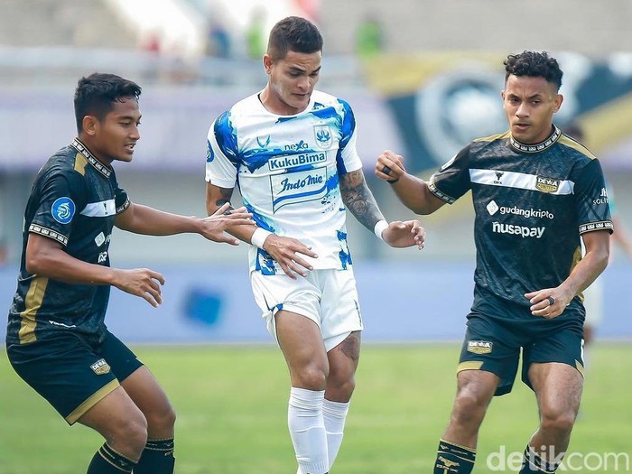 Pemain PSIS, Gali Freitas (putih) tampil gemilang saat membawa timnya menang 4-1 atas Dewa United, Senin (14/8/2023).