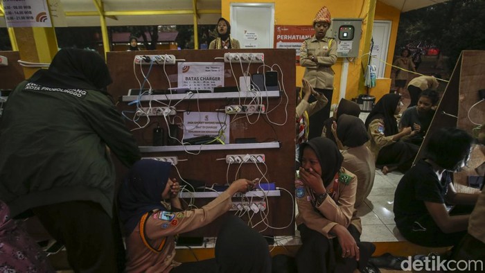 Penampakan Antrean Charger HP Para Anggota Pramuka di Rainas XII