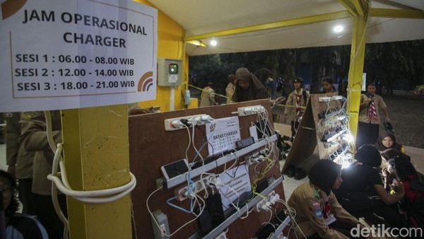 Penampakan Antrean Charger HP Para Anggota Pramuka di Rainas XII