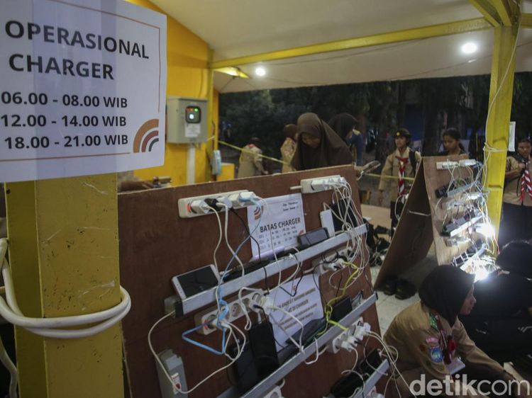 Penampakan Antrean Charger HP Para Anggota Pramuka di Rainas XII