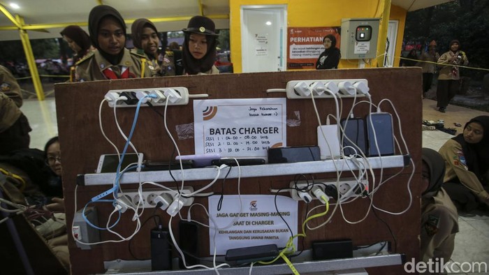 Penampakan Antrean Charger HP Para Anggota Pramuka di Rainas XII
