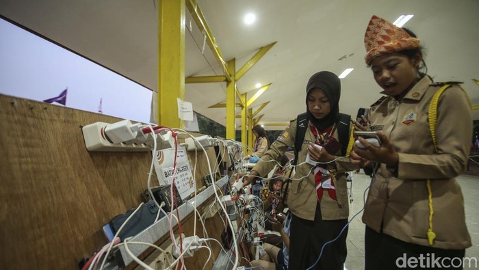 Penampakan Antrean Charger HP Para Anggota Pramuka di Rainas XII Penampakan Antrean Charger HP Para Anggota Pramuka di Rainas XII