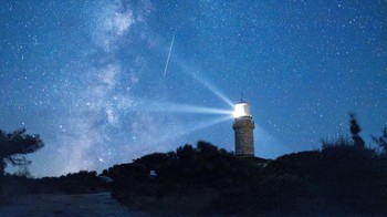 Sebuah meteor melesat di langit malam selama hujan meteor Perseid tahunan di pulau Lastovo, Kroasia, Sabtu (12/8/2023). (REUTERS/Antonio Bronic)