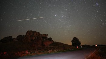 Penampakan hujan meteor Perseid di Lembah Frigia, Afyonkarahisar, 250 km barat daya Ankara, Turki, Sabtu (12/8/2023). (AP Photo/Emrah Gurel)
